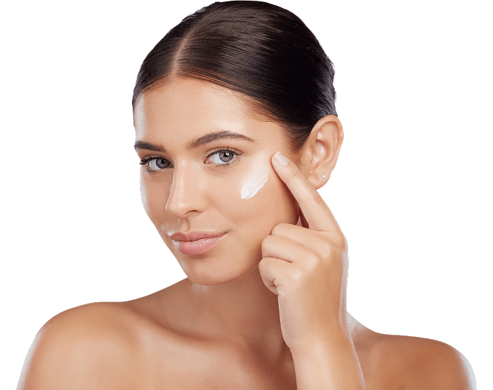 mujer con crema facial