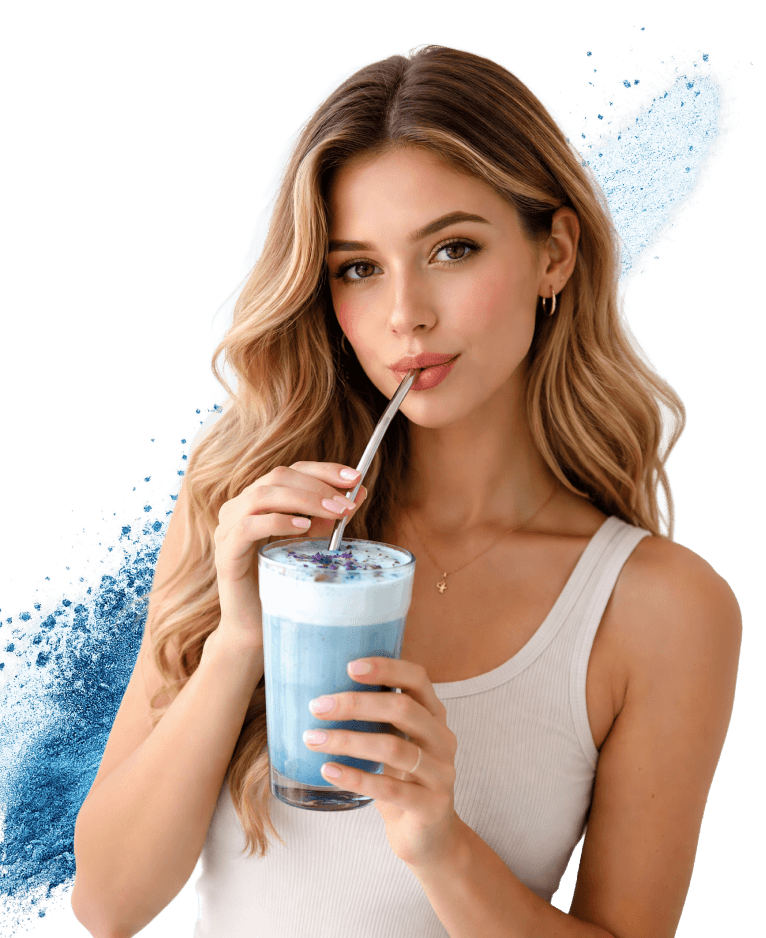 Una mujer sonriente degustando matcha azul de Biolab