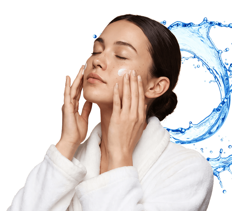 mujer aplicando la crema Collagen Renew Face Cream