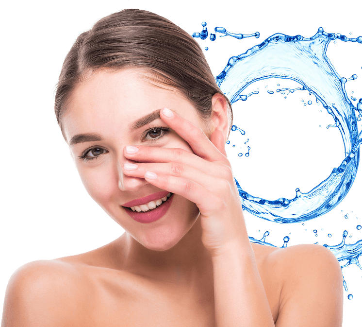 mujer aplicando la crema Velvet Rose Eye Cream